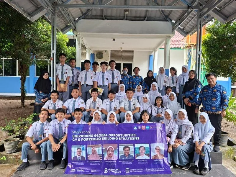 Dosen Sastra Inggris UBB Laksanakan Pengabdian kepada Masyarakat di SMA Negeri 3 Pangkalpinang Bertema "Unlocking Global Opportunities: CV and Portfolio Building Strategies"